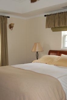 Tembok beige dan tekstil di bilik tidur