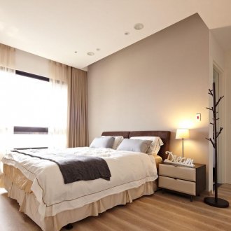 Dinding dan lantai beige di dalam bilik tidur.