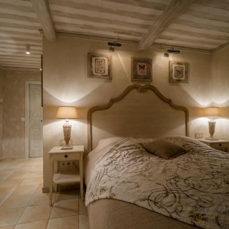 Bilik tidur beige putih