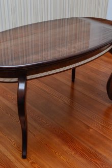 Трапезна маса с кафяв пепел