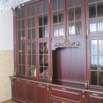 Букова стена в бордо тонове в хола