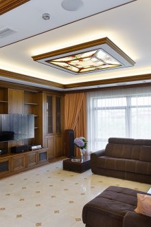 Кафява букова стена в хола