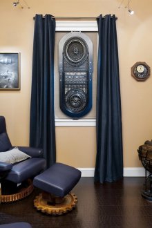 Лилави акценти в хол в стилен стил