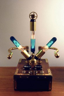 Необичайна настолна лампа steampunk