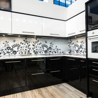 Престилка с шарки в черно-бяла кухня