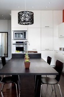 Оранжева стена в черно-бяла кухня