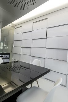 Бели стени, под и таван в черно-бяла кухня