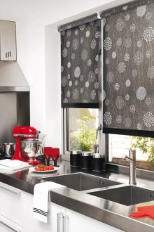 Червени аксесоари в черно-бяла кухня
