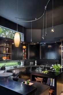 Черни стени, таван и мебели в кухнята