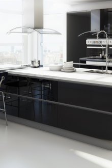 Черно-бяла кухня с лъскава фасада