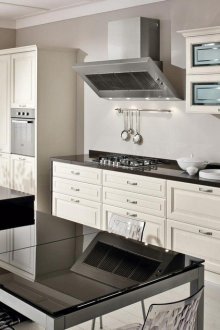 Приоритет на белите и кремавите цветове в кухнята