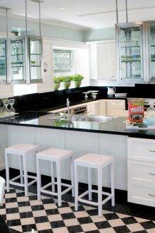 Черно-бяла кухня с синтез
