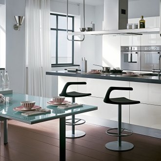 Черно-бяла кухня с кафяв под.