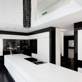 Голяма модерна черно-бяла кухня