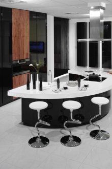 Кафяви акценти в черно-бяла кухня