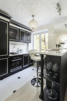 Кремови акценти в черно-бяла кухня