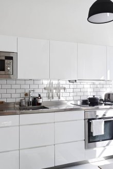 Бяла кухня с черни акценти