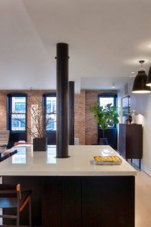 Тухлена стена в черно-бяла кухня