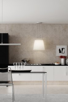 Черно-бяла кухня с маса за хранене.