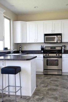 Черно-бяла кухня с полуостров