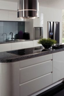 Черно-бяла кухня с остров.