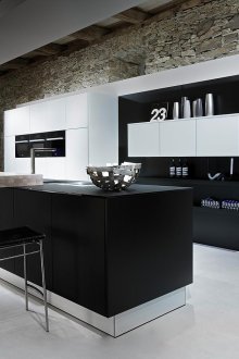 Високотехнологична черно-бяла кухня