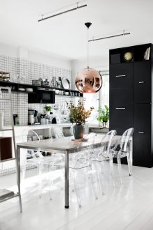 Сребърни и медни елементи в черно-бяла кухня