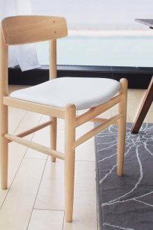 Буков стол с бяла седалка