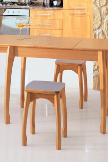 Трапезарна маса и букови табуретки