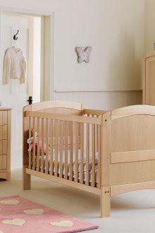 Ясли, скрин и гардероб, изработени от бук в детската стая