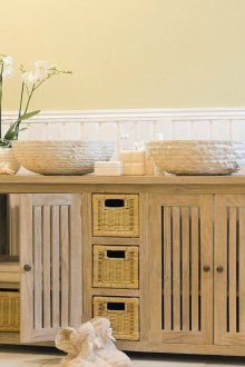 Голям шкаф в баня от бук