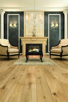 Красив буков паркет в хола с камина