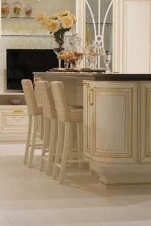 Кухненски мебели от бежово и златисто класическо пепел