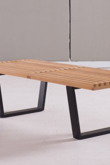 Пепел и метална пейка