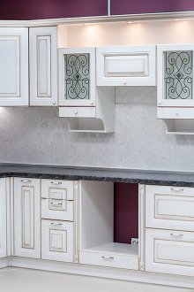 Бяла пепелна кухненска единица с черен плот