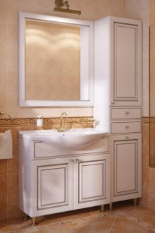 Шкаф с бяла пепел във вана с бежово