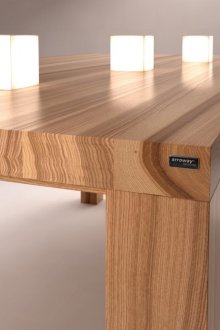 Трапезна маса, направена от пепел