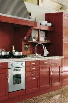 Червен кухненски комплект, изработен от пепел