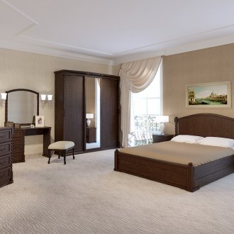 Мебели от тъмен дъб в спалнята