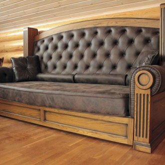 Диван и кожен диван в спалнята