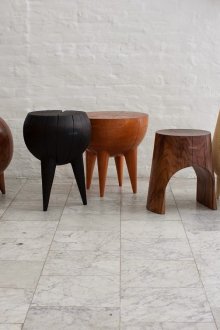 Оригинални табуретки, изработени от дъб и други дървесни видове