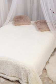 Изделия от изкуствена кожа в спалнята