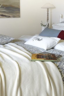 Леко кремаво трикотажно покривало