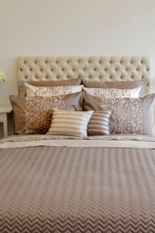 Светлокафяво ватирано покривало в интериора