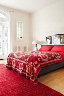 Червен кариер с шарки в спалнята