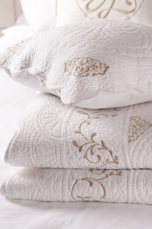 Бяло златно покривало в спалнята