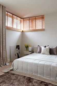 Кремообразно бяло покривало в спалнята