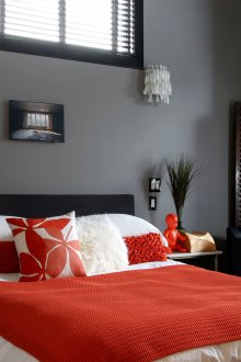 Червено плетено покривало в спалнята