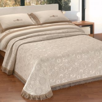 Бежово покривало с модел в спалнята