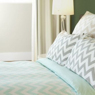 Мятно бяло покривало в спалнята